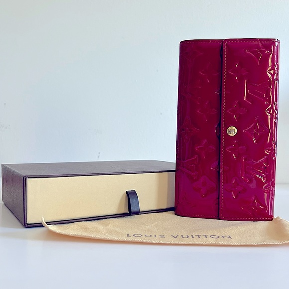 Louis Vuitton Monogram Vernis Sarah Wallet in Red - Picture 1 of 13